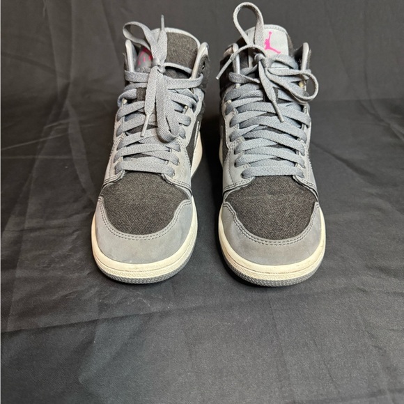 Jordan Kids Sneakers in Gray and Black with Pink Details - Picture 4 of 10